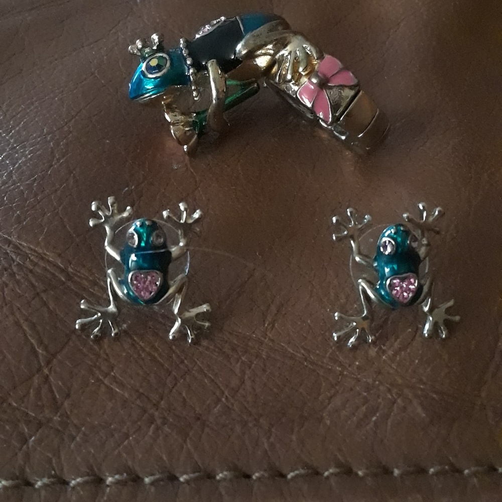 Betsy Johnson frog ring and earring set